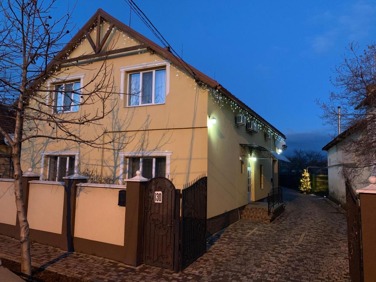 Міні Готель Вілла Вікторія Beregovo Exterior foto